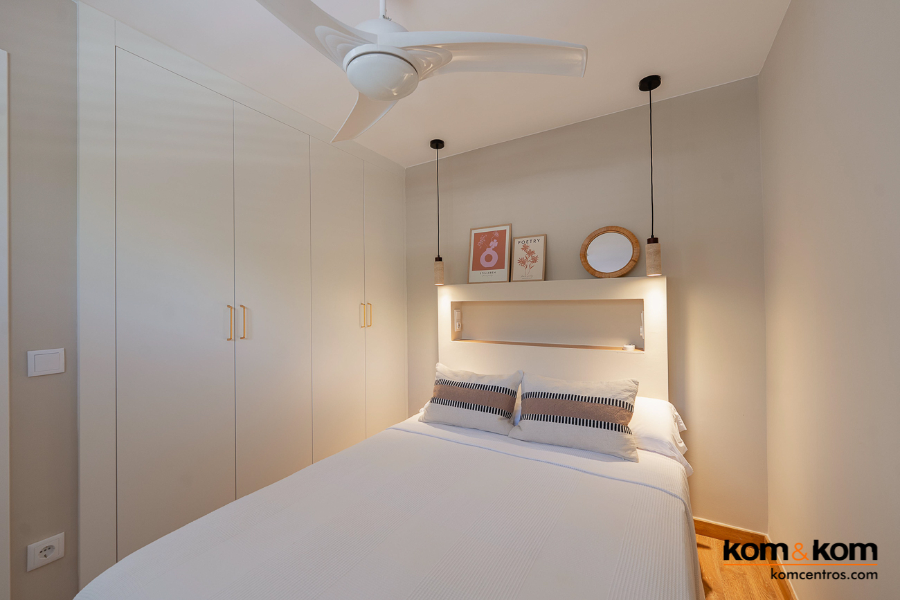 Dormitorio de apartamento en Benidorm con armario empotrado hecho a medida por Kom&Kom